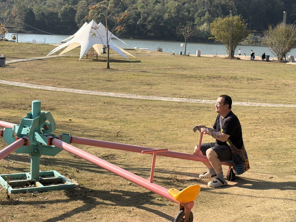 一个人坐跷跷板的毛