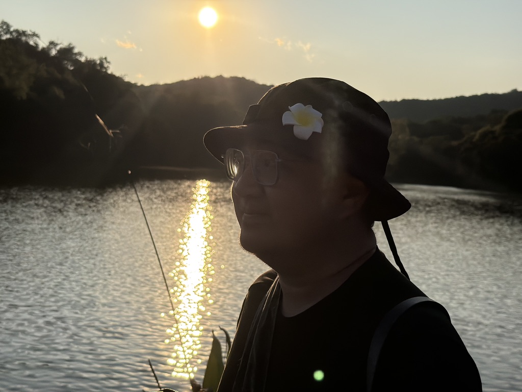 戴着鸡蛋花帽子的毛