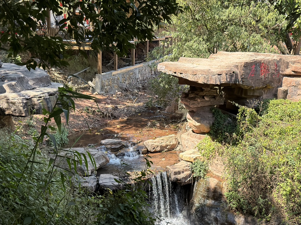 马跳石,真从对面跳过来的话,那是太帅了