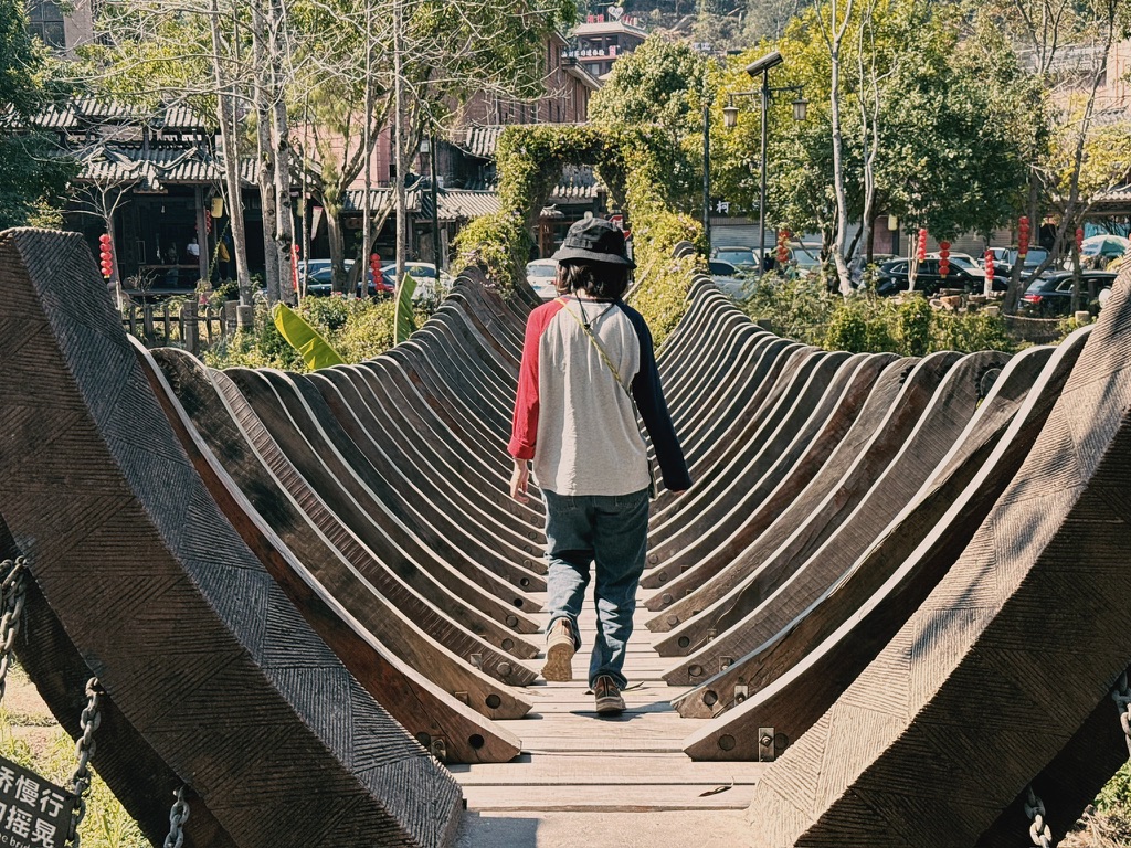 龙骨一样的桥,会左右摇晃,蛮吓人滴