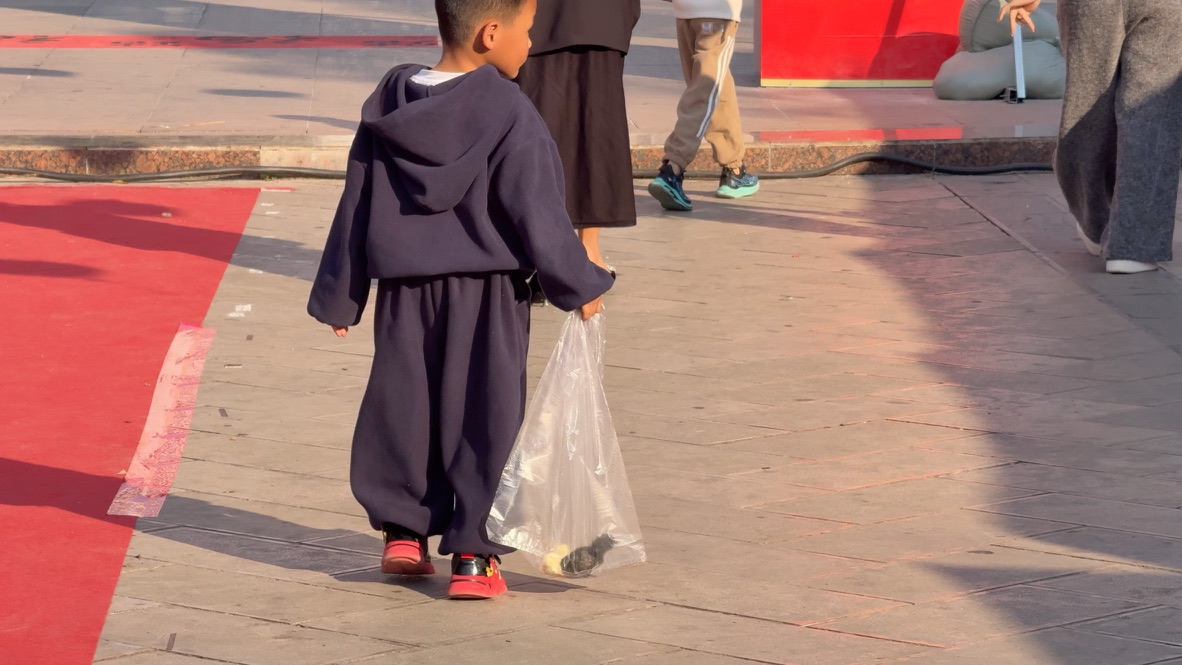 直接用塑料袋装着小鸡子的小孩子