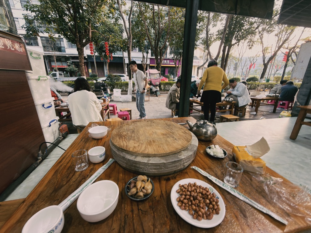 里外坐满了人的石锅鱼