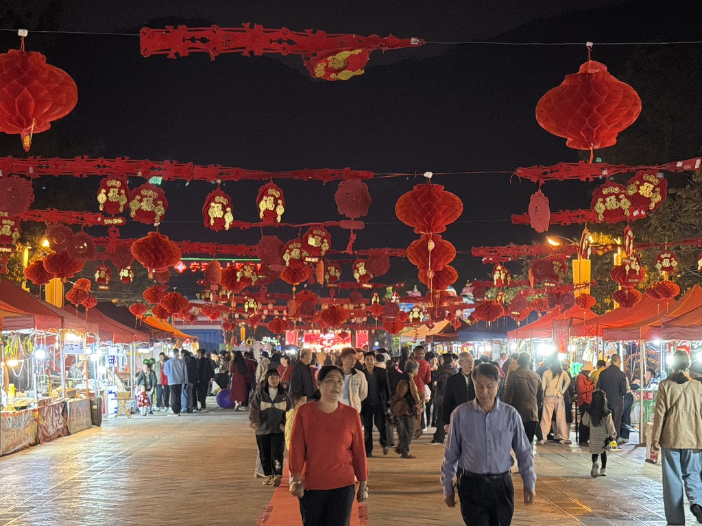 热闹的茶源广场