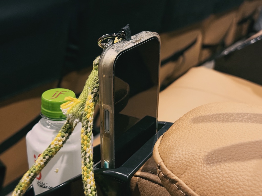 沙发倒是很舒服,放手机的位置也很合适