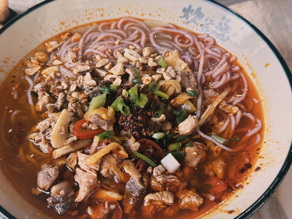 我就不该点这个有红油的米线