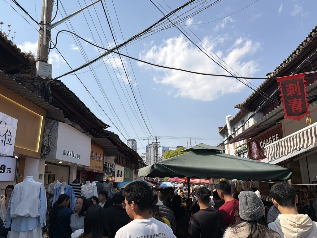 摩肩接踵的街道