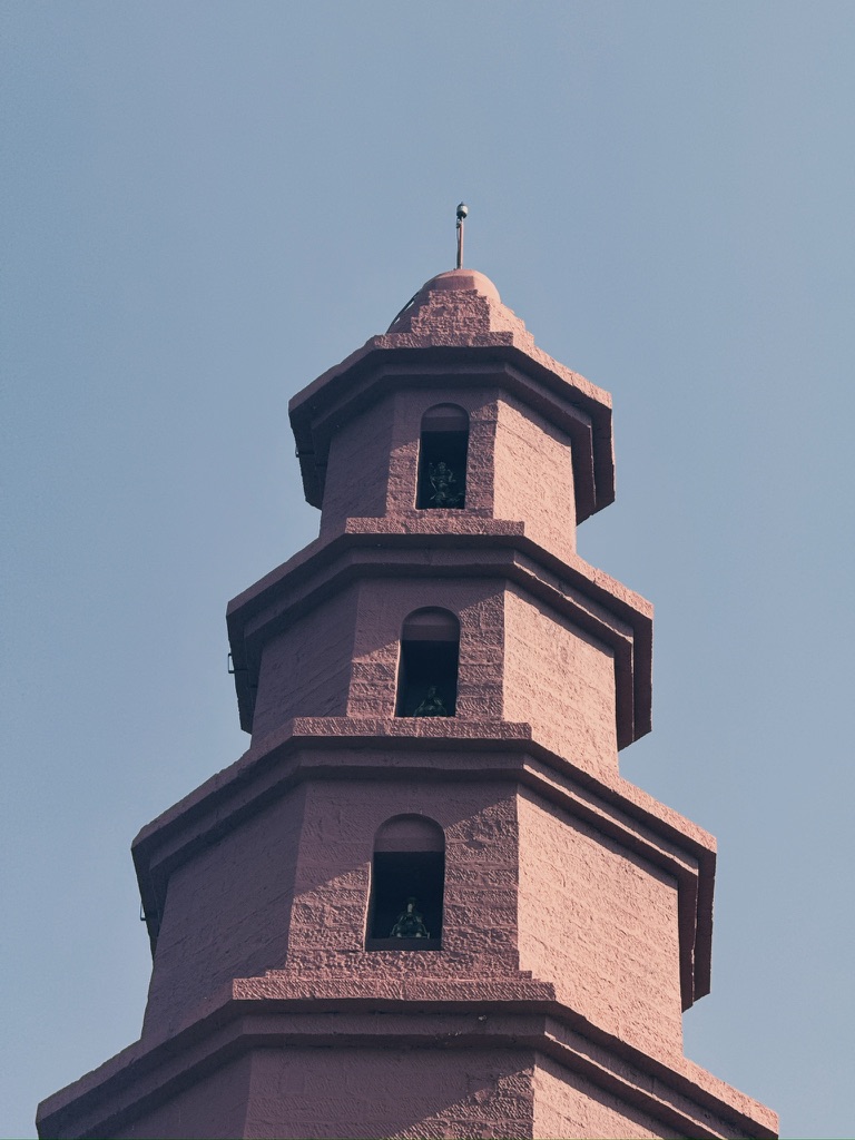 红塔的五六七级各放了一座佛像