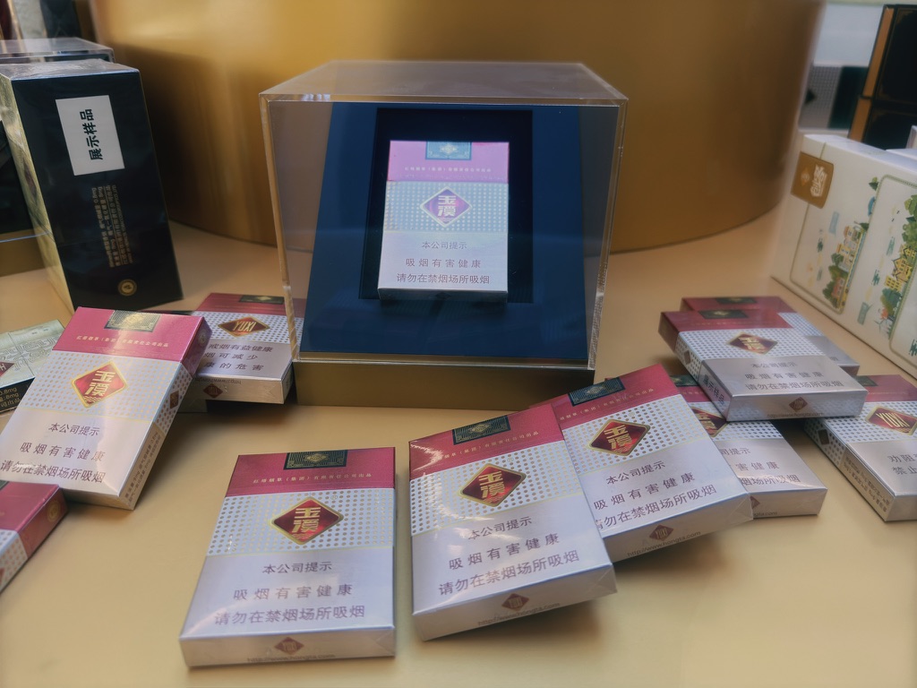 这个玉溪的烟盒,曾被我改装成羽毛球拍的柄底 logo 送给一位叫昱兮的同事,取一个谐音梗定制款。