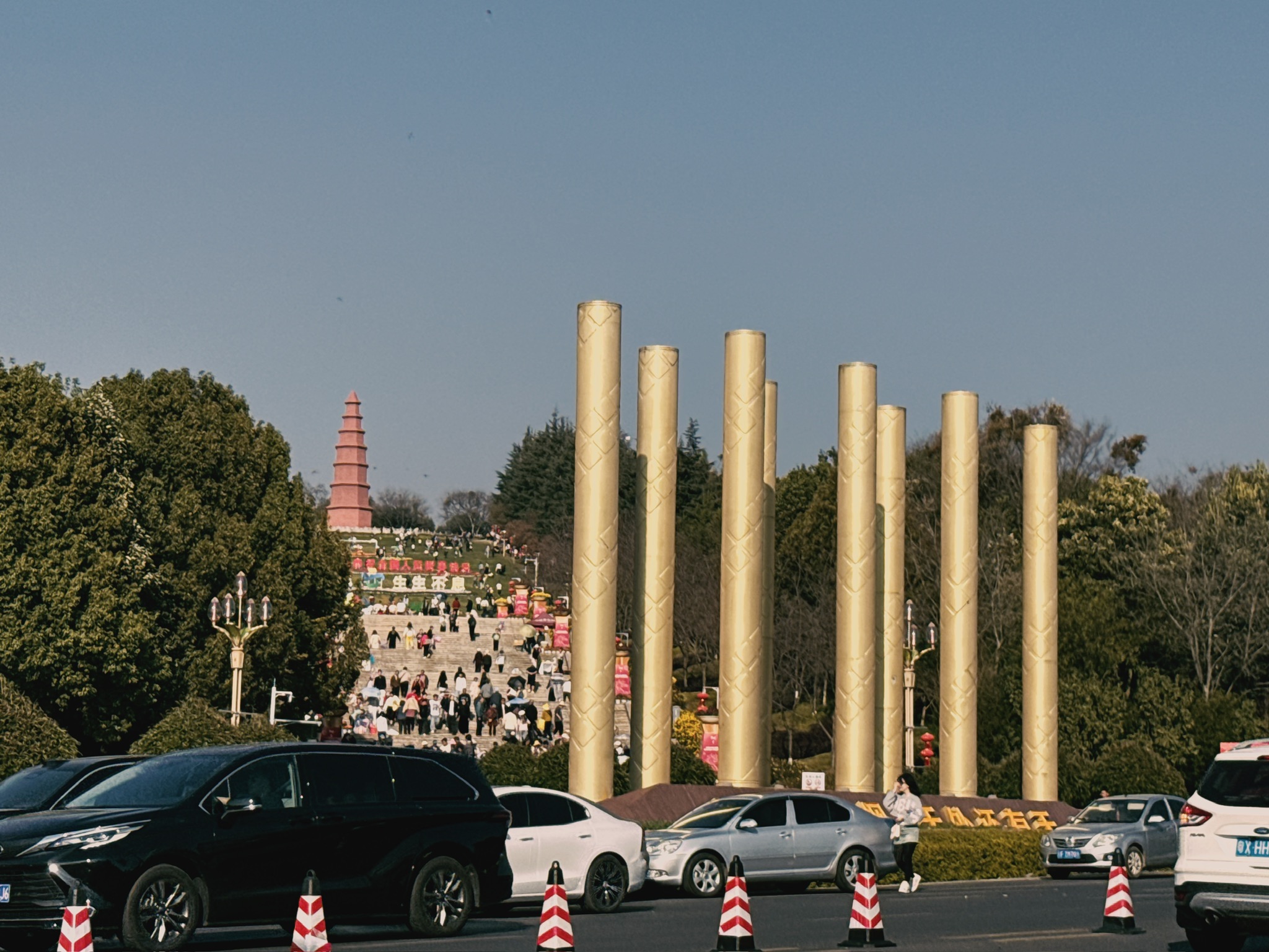 红塔公园下的大金柱子,造型灵感是过滤嘴吗?