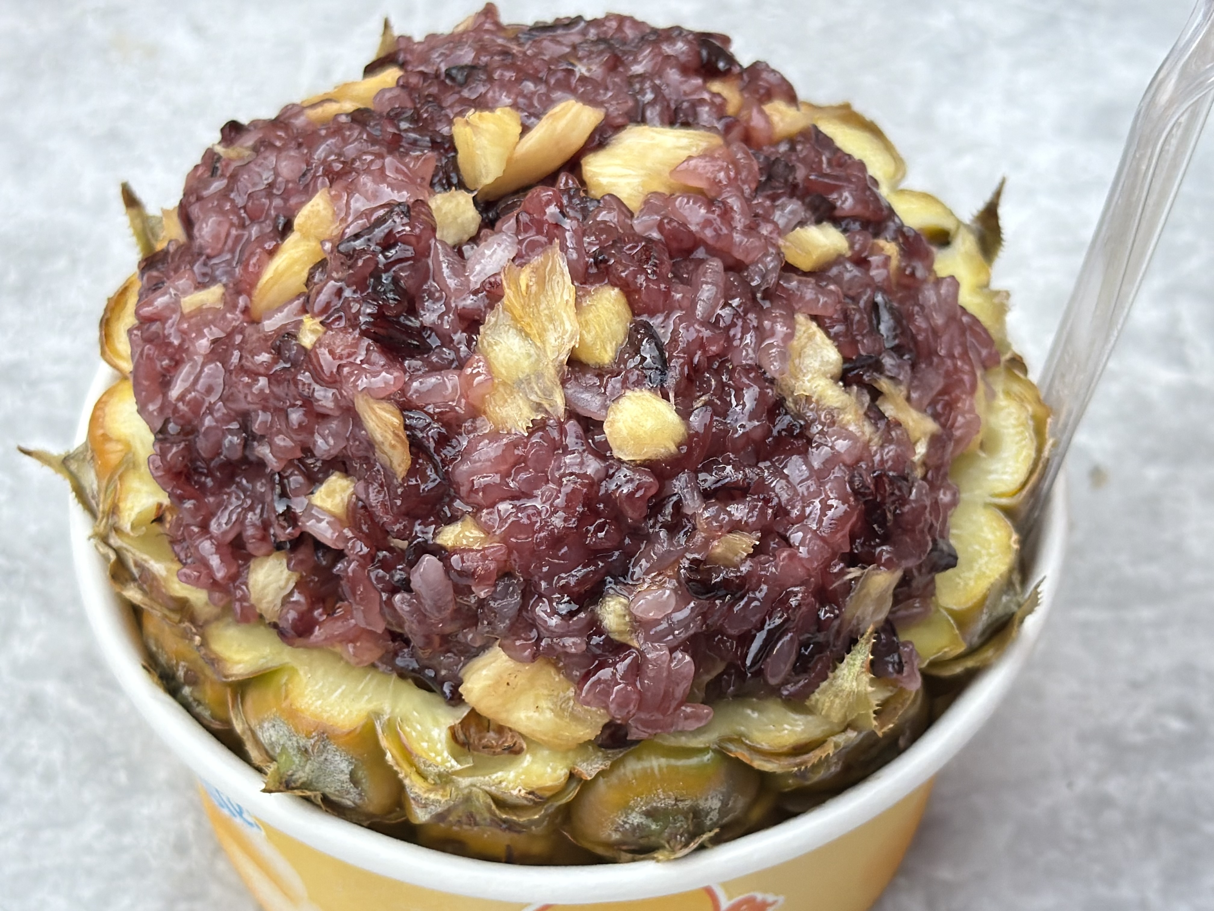 因为此前在芒市吃了很好吃的菠萝饭,这次看到菠萝饭也忍不住点了一个,15 块钱一份。