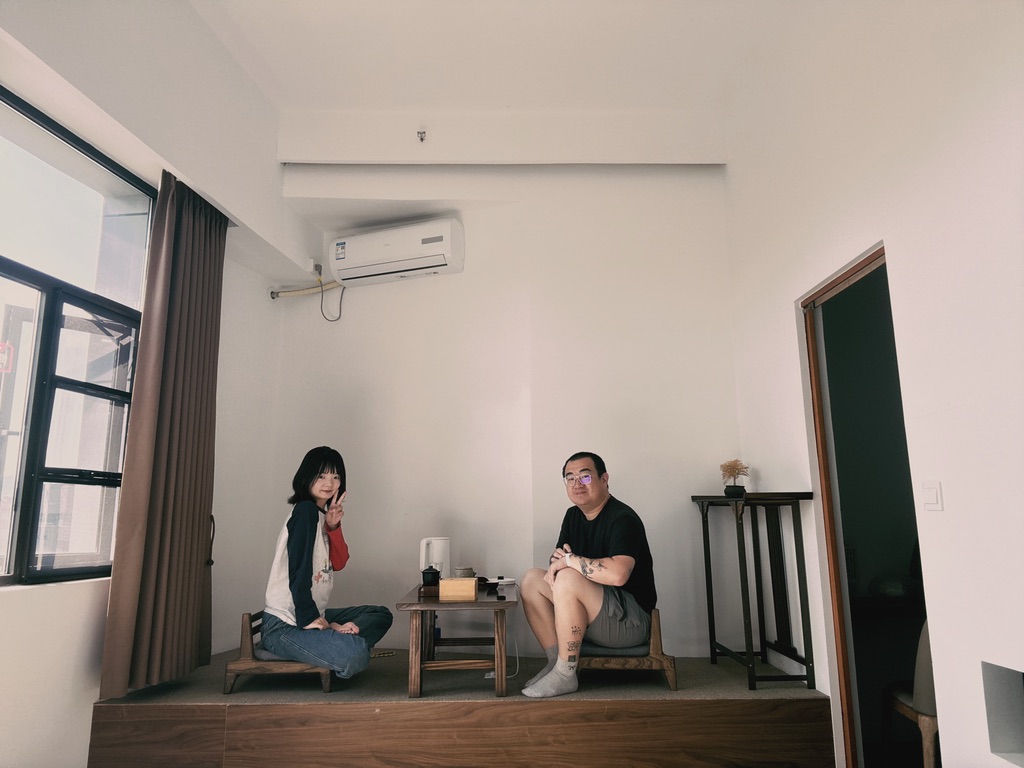 在酒店里喝茶自拍