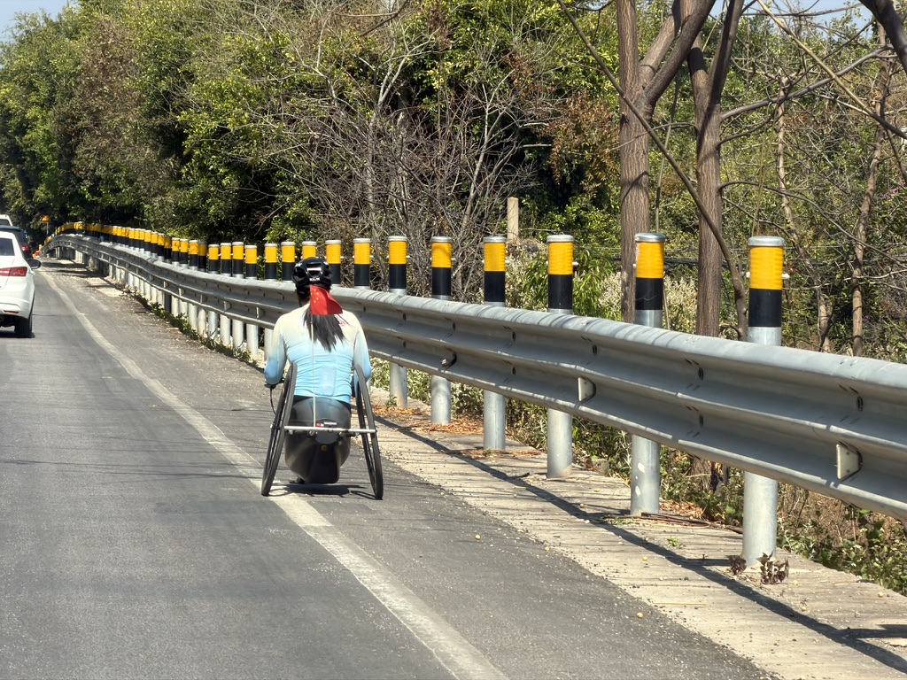 在公路上训练的运动员