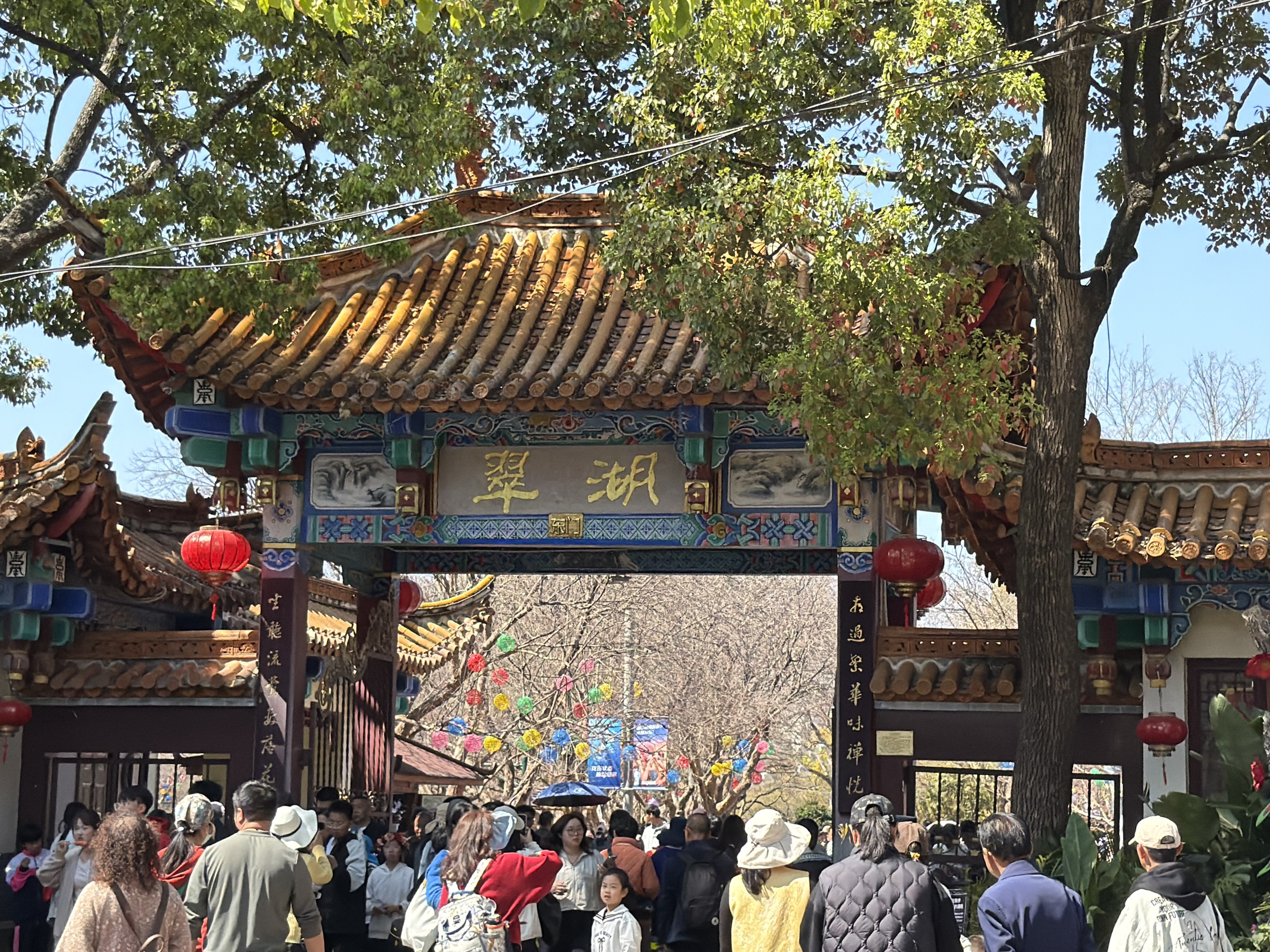 水泄不通的翠湖公园门口