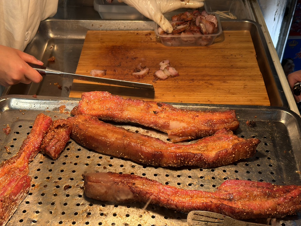 因为一条足量的脆皮五花只要 28 元，是我们见过最便宜的，所以立刻交钱