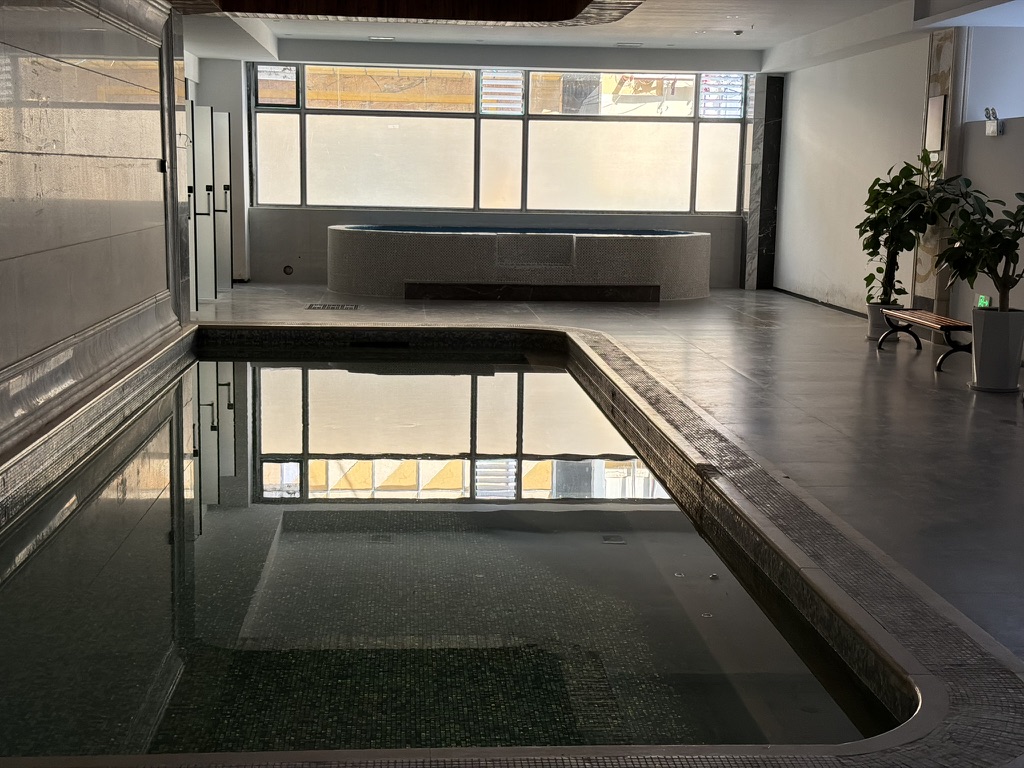 温泉酒店与其说是温泉，不如说是电影《洗澡》里面的澡堂子