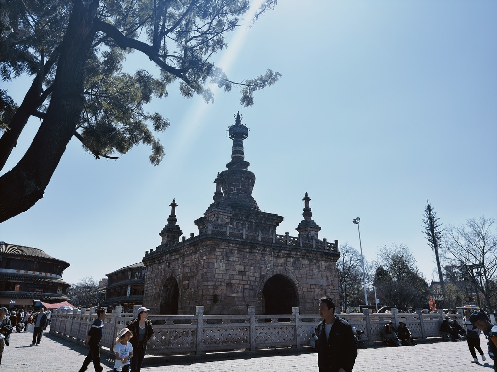 金刚塔，一座白塔形状但显然不白的塔