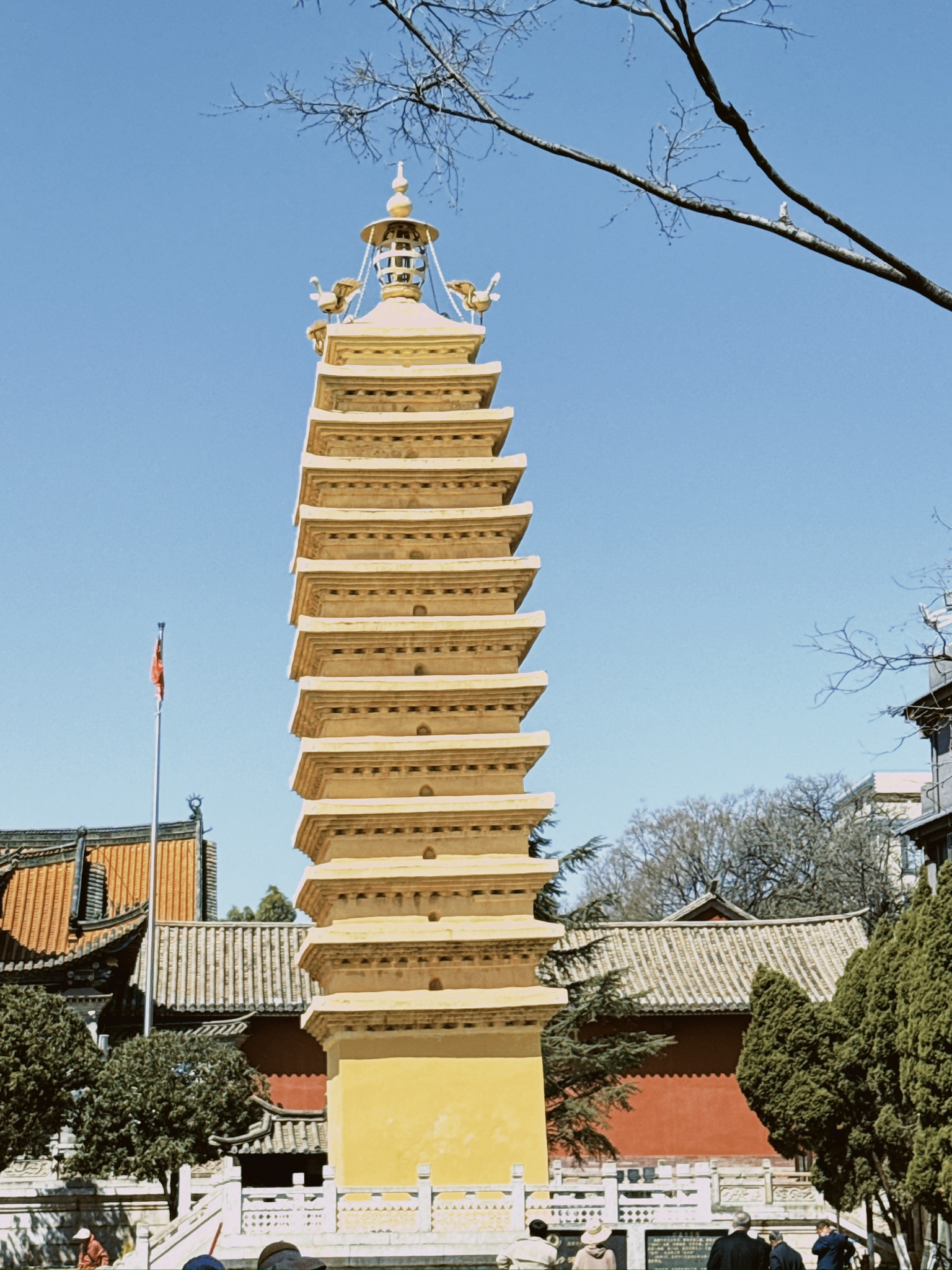 妙湛寺双塔的东塔微微倾斜（倾斜度约1°45′，塔顶向西北偏移约0.52 米），算是中国的斜塔了