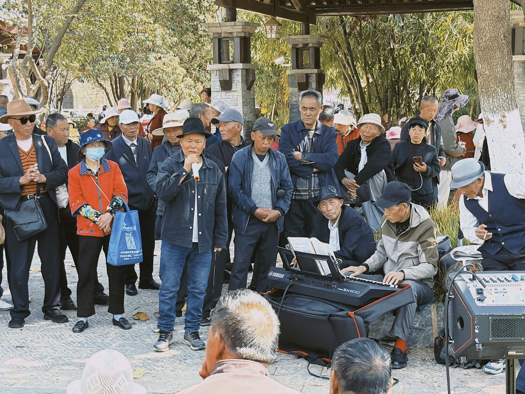 唱歌的，唱的是我爹喜欢的《儿行千里母担忧》