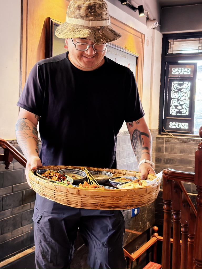 端着簸箕饭上来的毛