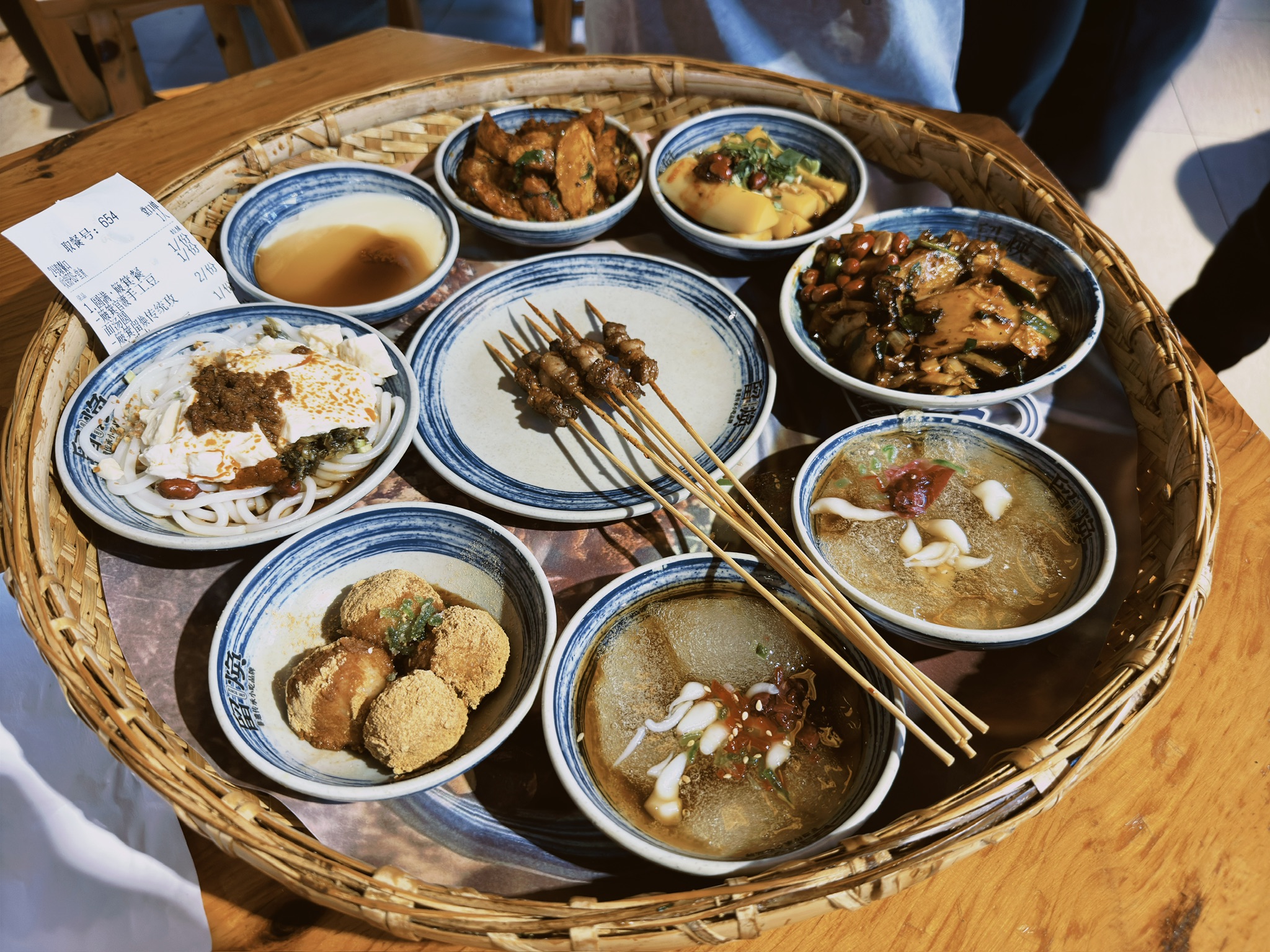 菜式很丰富，每样量都不大，很适合游客体验