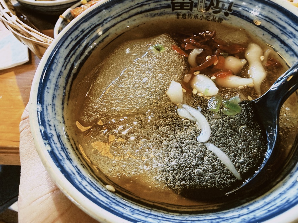 这个冰粉，恙说像是老痰，我倒觉得像深井冰，很美嘛