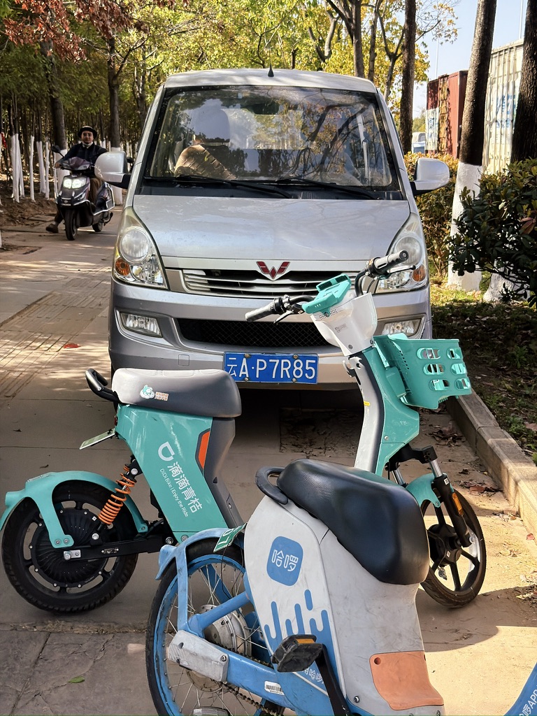 滴滴的这款车则好骑很多，还带一个至关重要的手机支架可以看导航