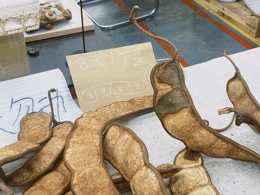 八元每个豆的价格还是惊到了我们，在芒市，三元每个豆我们都觉得好贵。