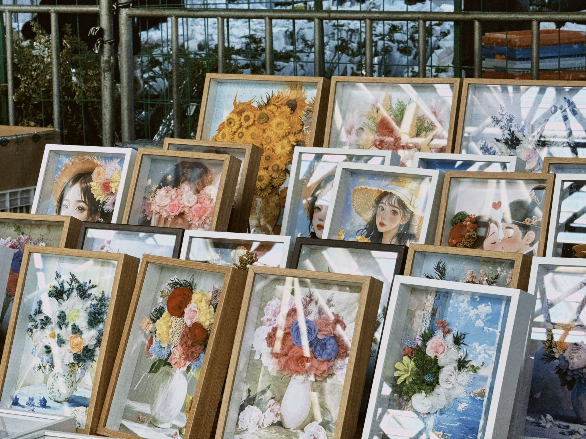 这家的商品给了我一些启发，2D 结合真实的花，可以组成 3D 画，回去我也用恙的照片做一个看看