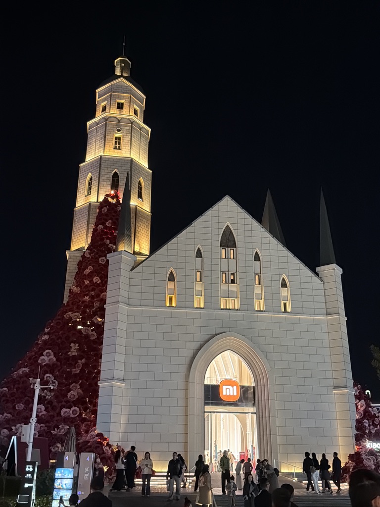 我忍不住票圈里蛐蛐了一句，这么豪华的展厅，是不是在股价斩半之前租的