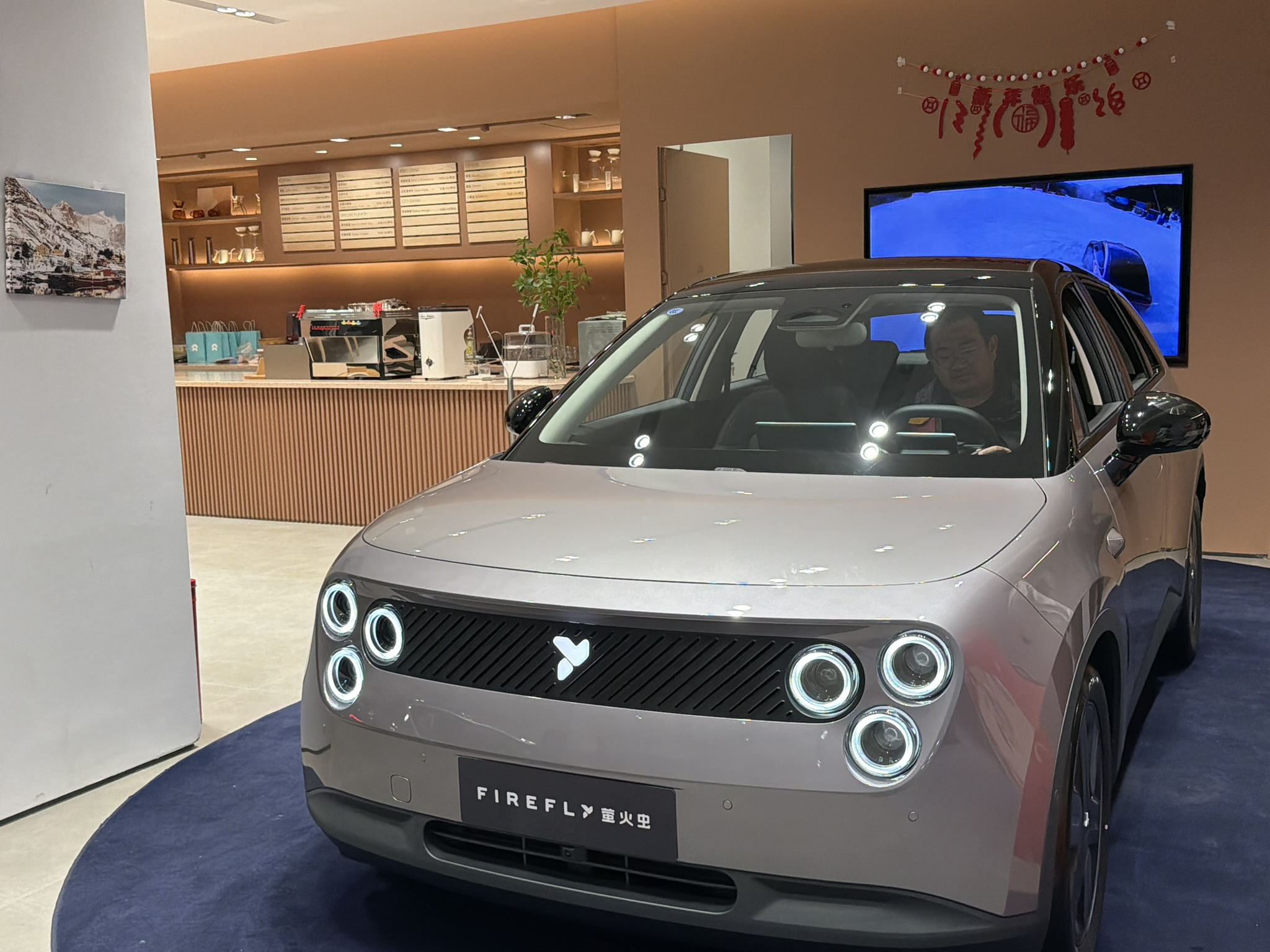 来试试呆萌小车萤火虫，质感比想象中要好，体积比想象中要略大。