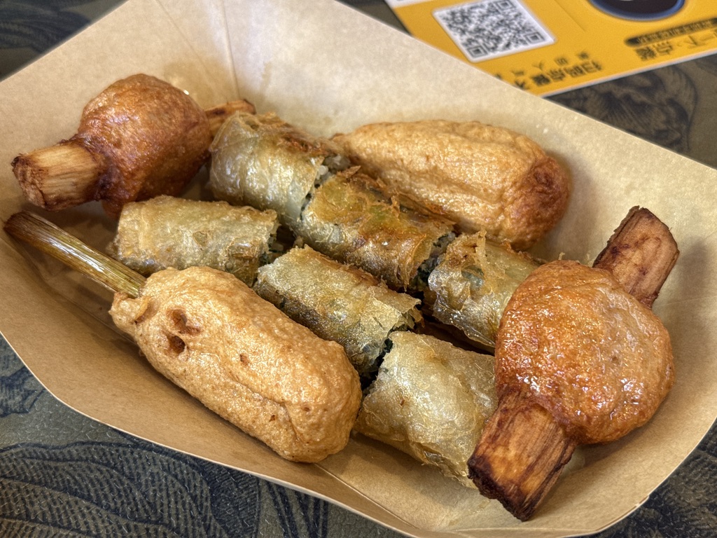 这个甘蔗串烤肉蛮有意思，甘蔗里的糖分会进入肉里