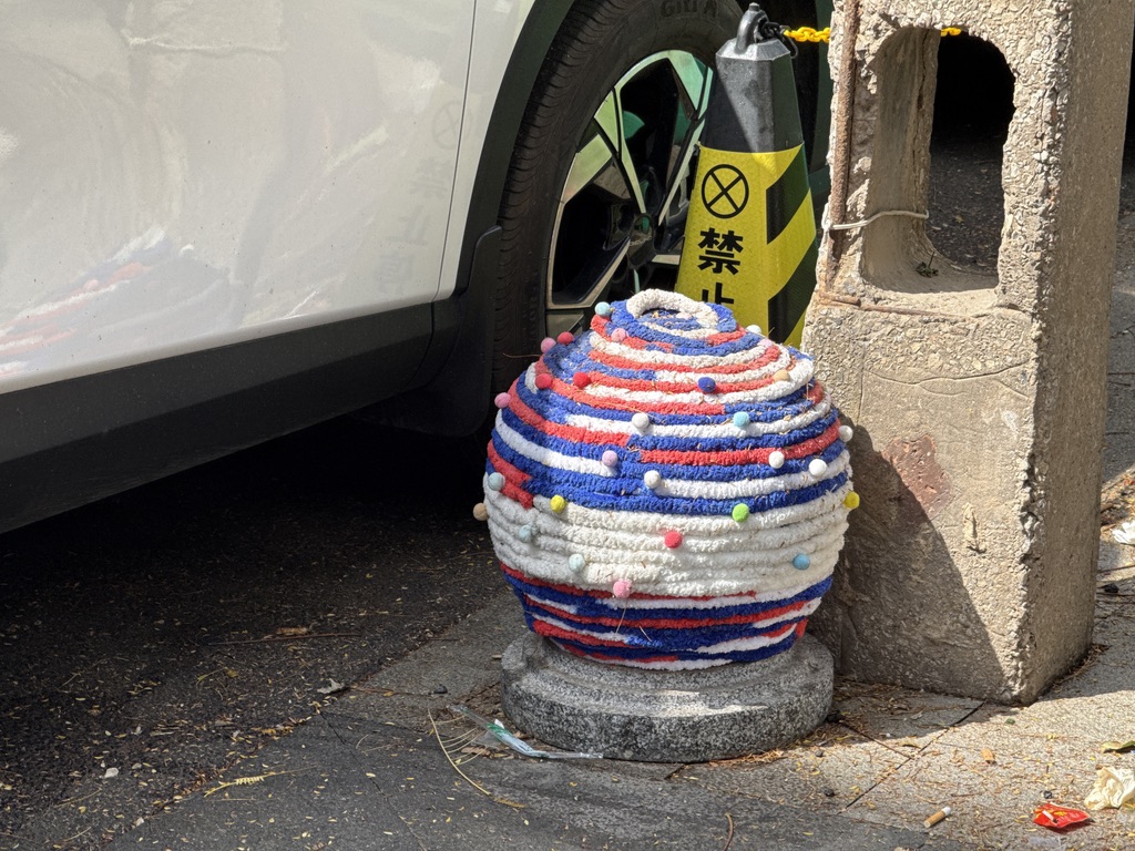 东南亚美食街的石头桩子很可爱，被围上了围巾