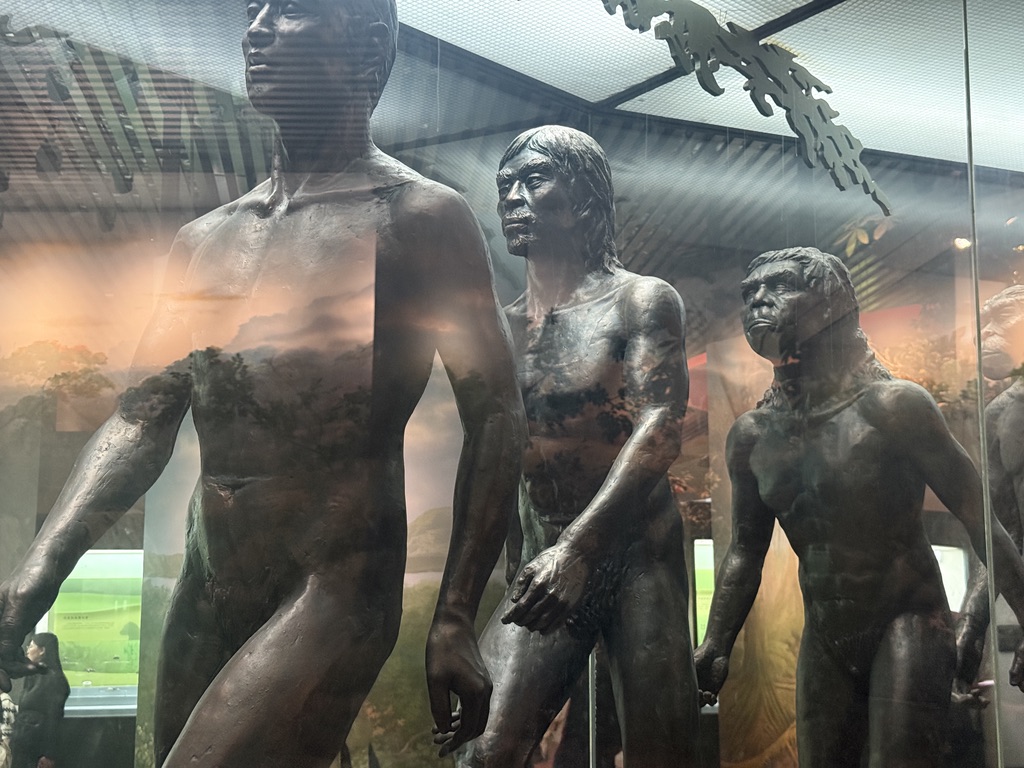 可能处于和谐原因，元谋人的雕塑没有 JJ