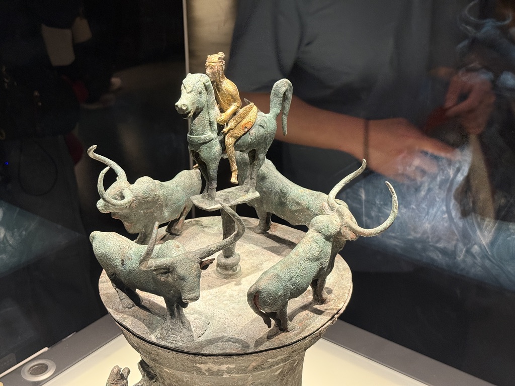 云南博物馆里有极大量的动物造型的祭器盖子，其中大水牛很多