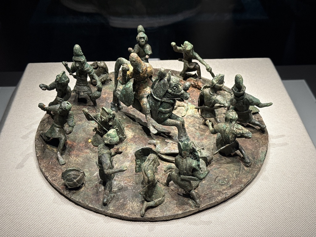 描绘战争场景，其中杀人的姿态各异