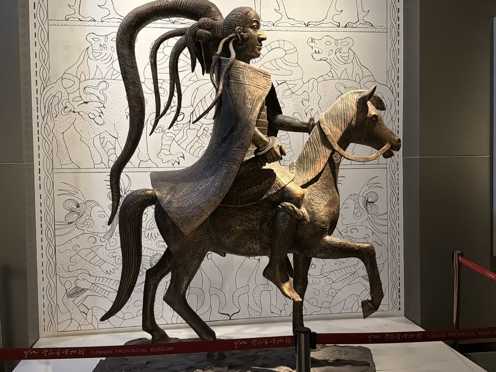 写意的彝族发型