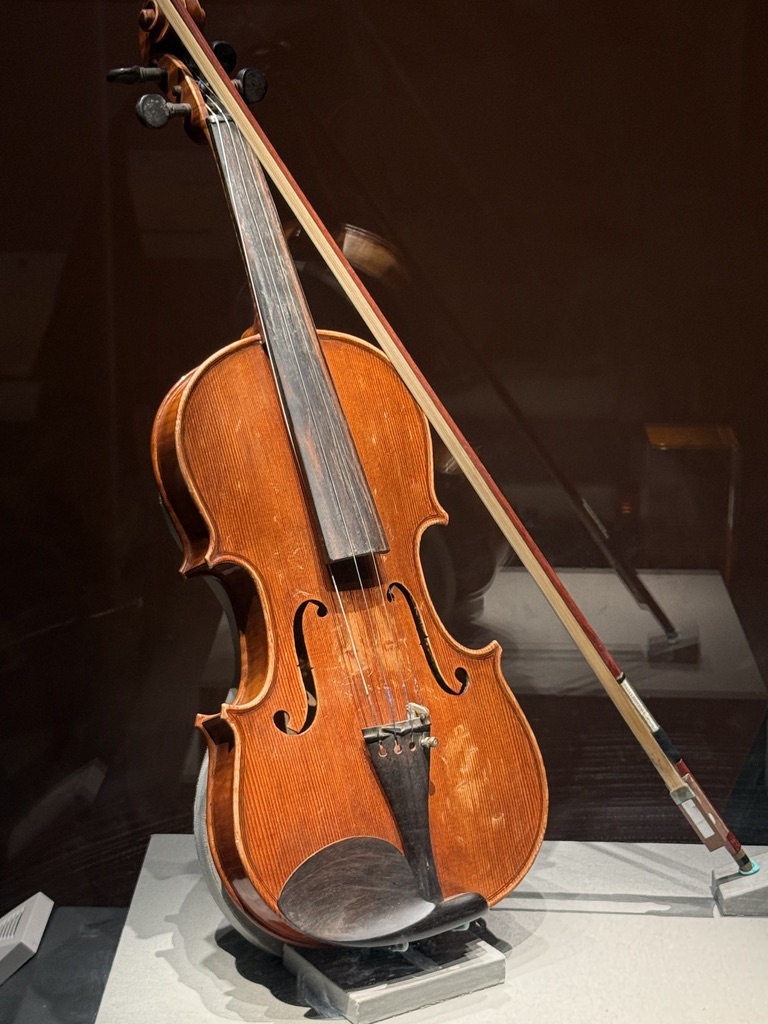 为数不多的近代展品——聂耳用过的小提琴
