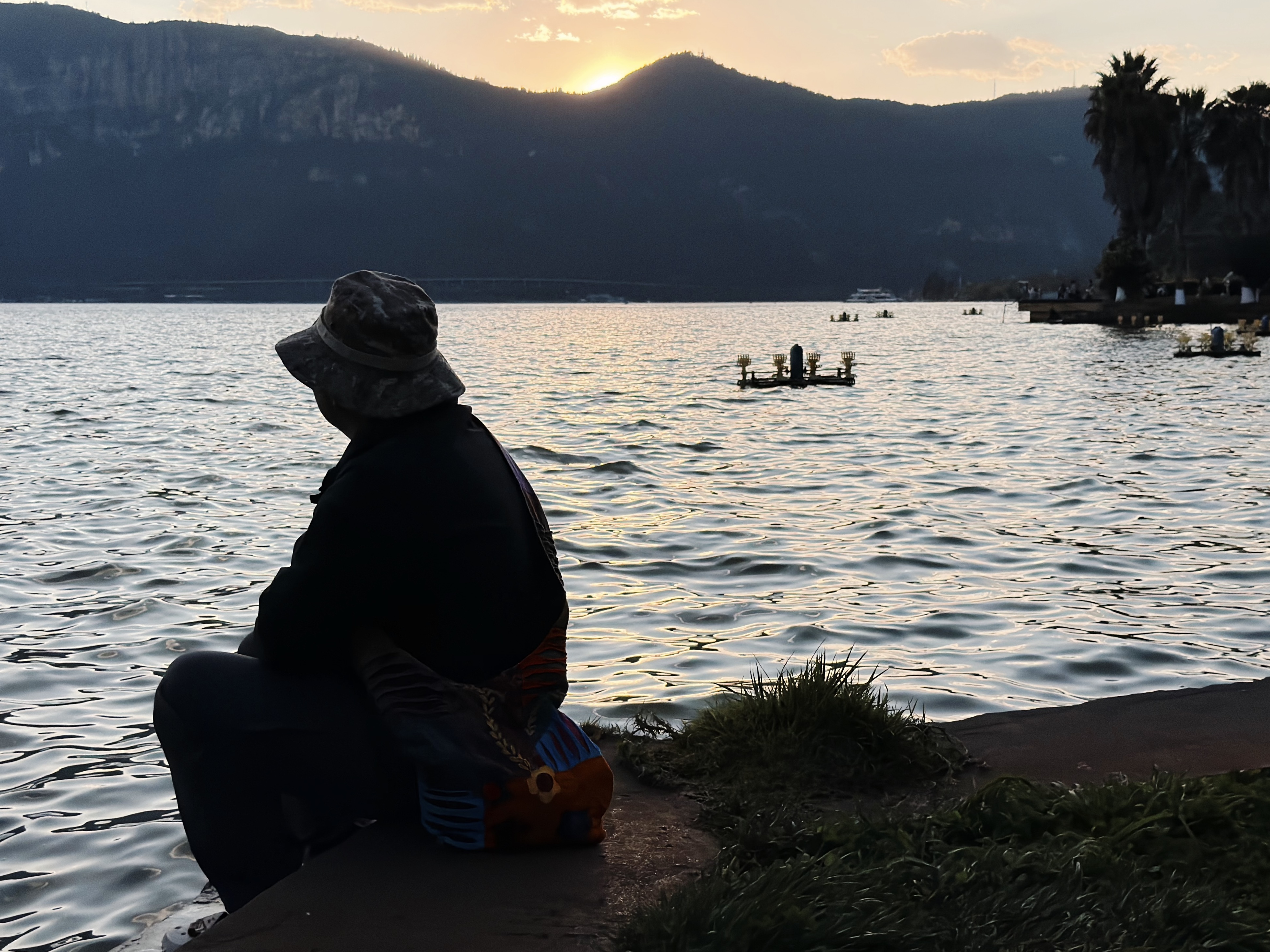 坐在滇池边的黑熊