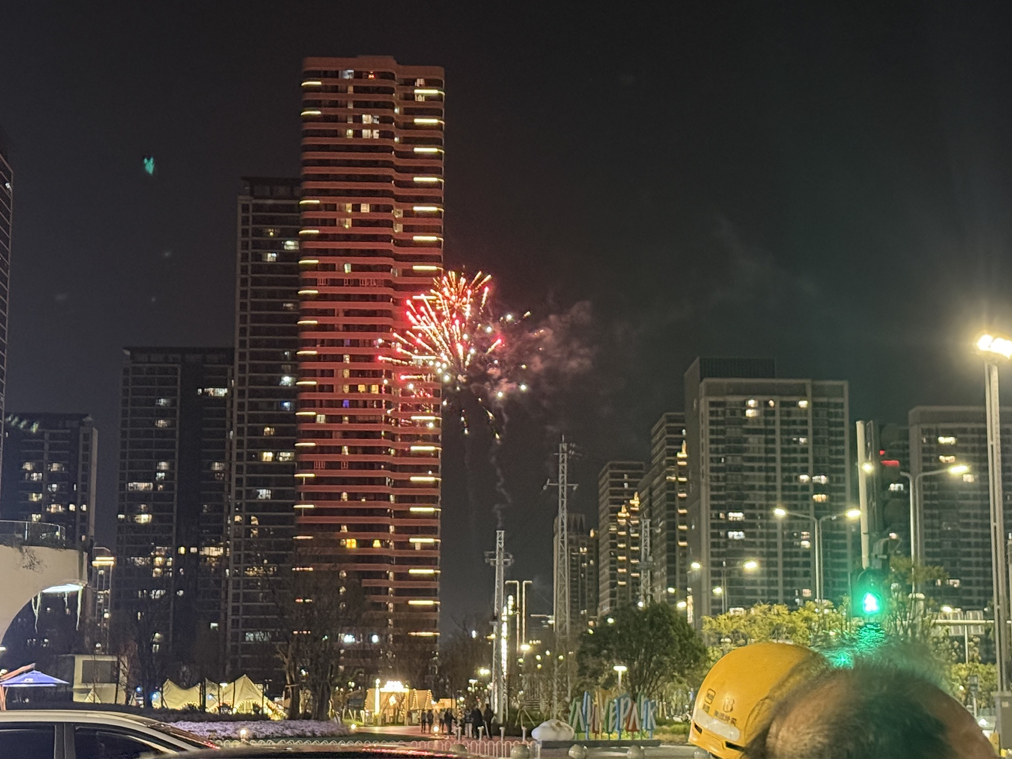 如果你把注意力放在右下角的秃头上就不会注意到烟花