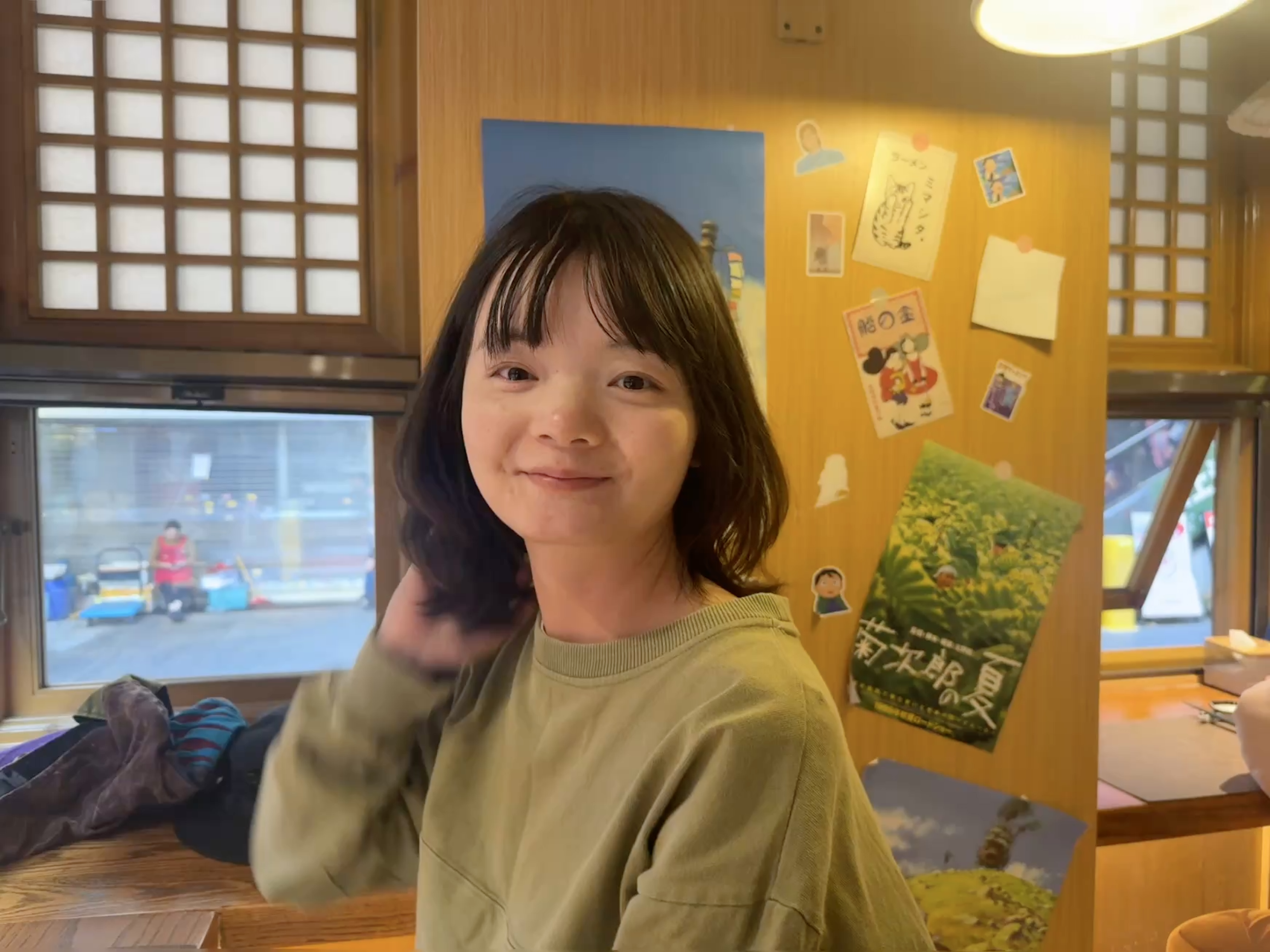 我们不约而同地选了角落里，可以独享两面街景和一个墙角的储物空间