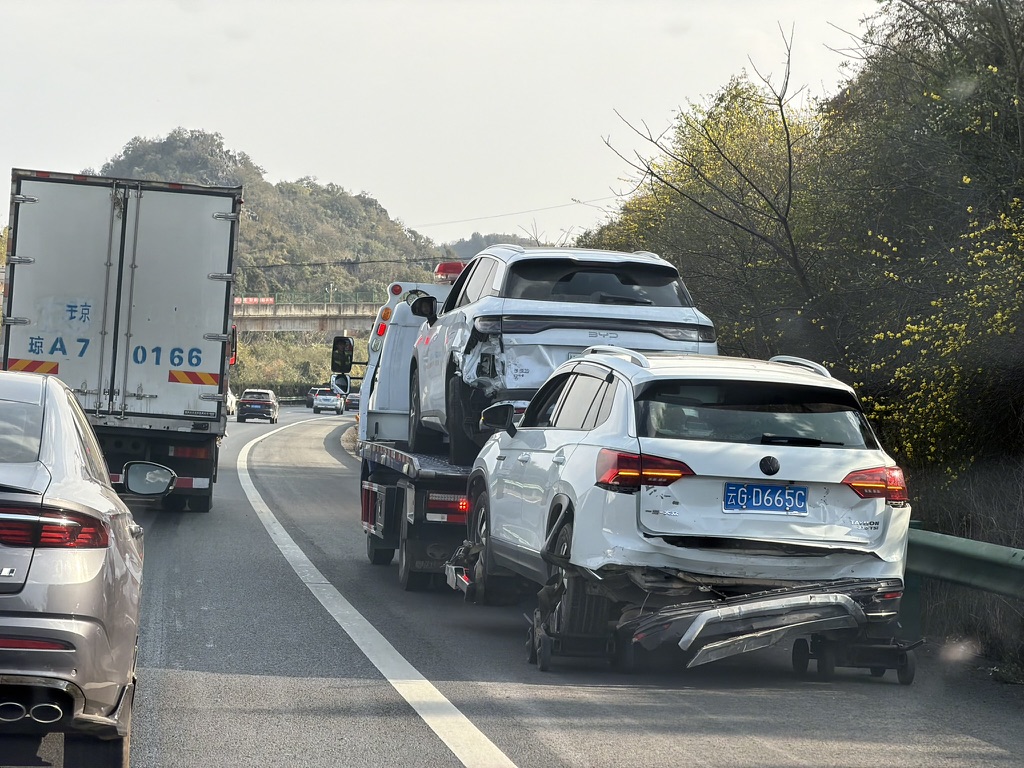 撞得不轻呀两位