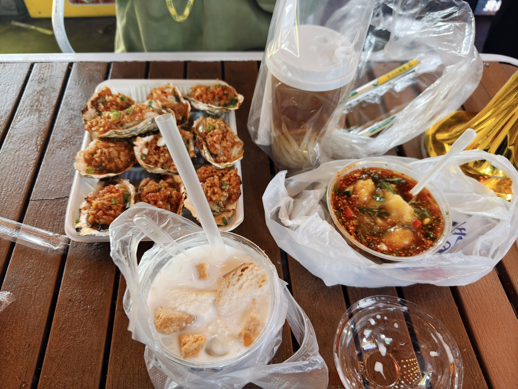 给泡鲁达和凉虾水一个镜头,不能只拍他们的制作者