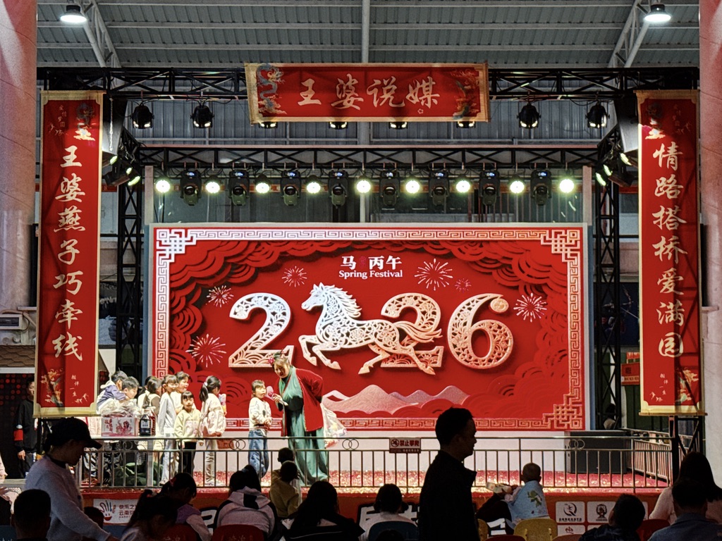 这舞台和一群小朋友体现出一种反差萌