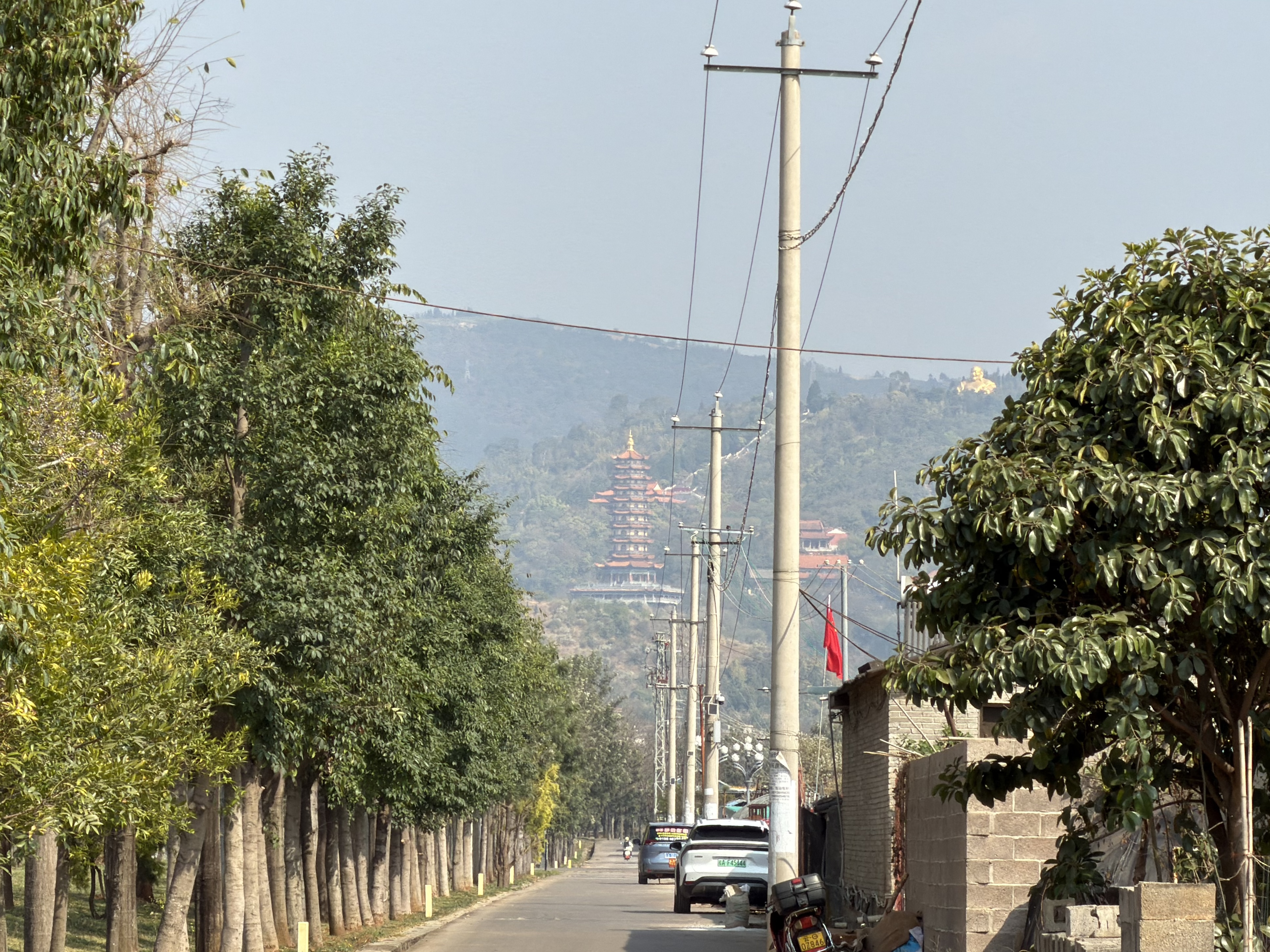 远远的已经能看到佛塔和金光灿灿的弥勒