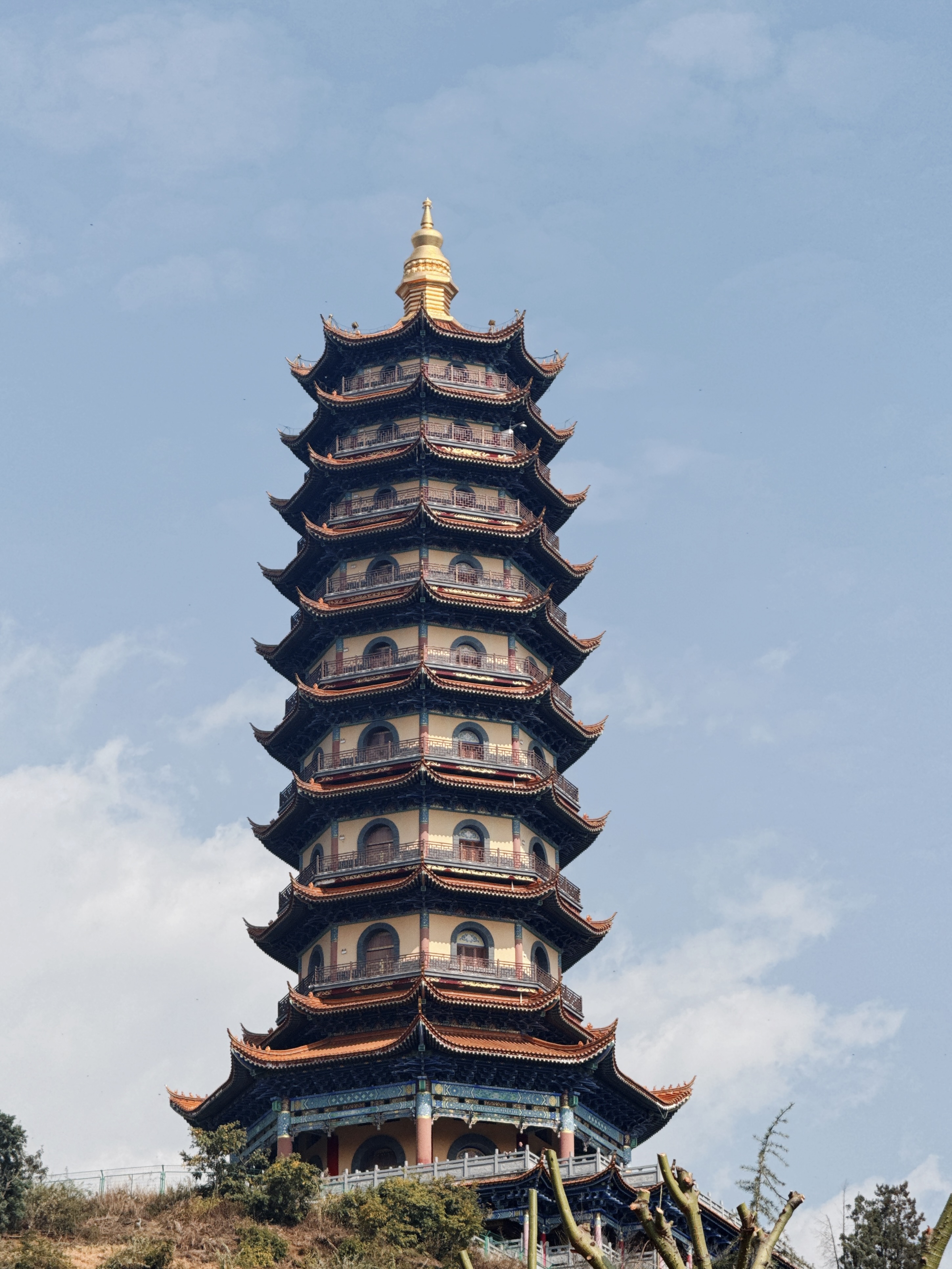 车到山下,已经能看到寺里的龙华宝塔