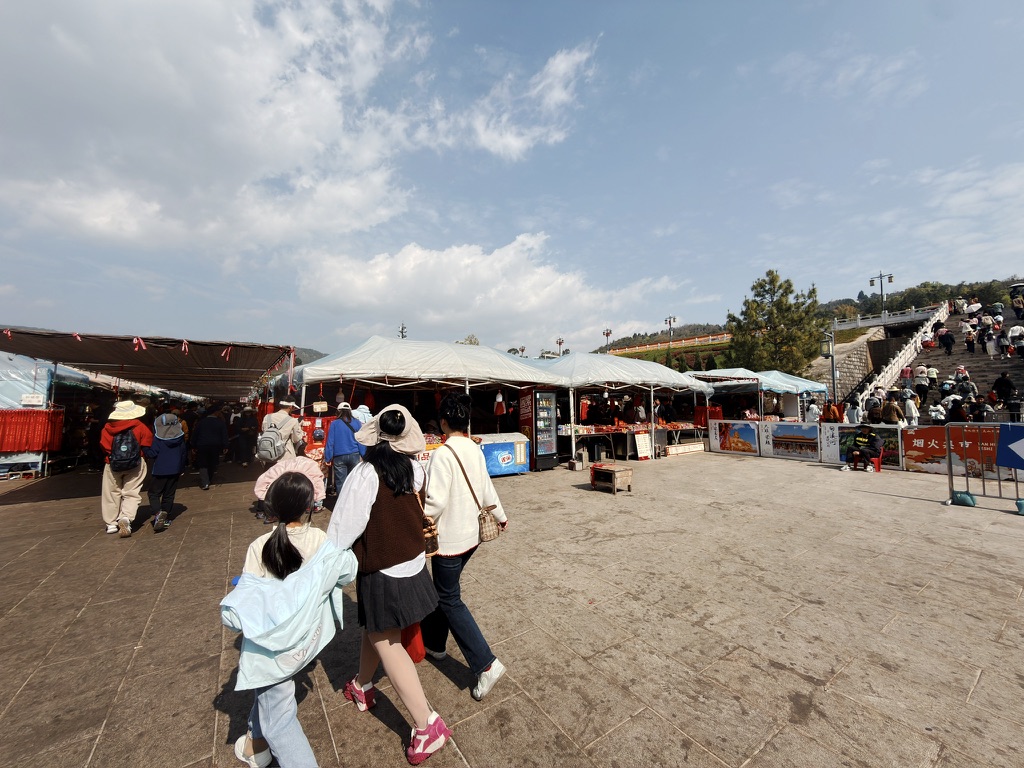 正门被堵,请绕行商户区