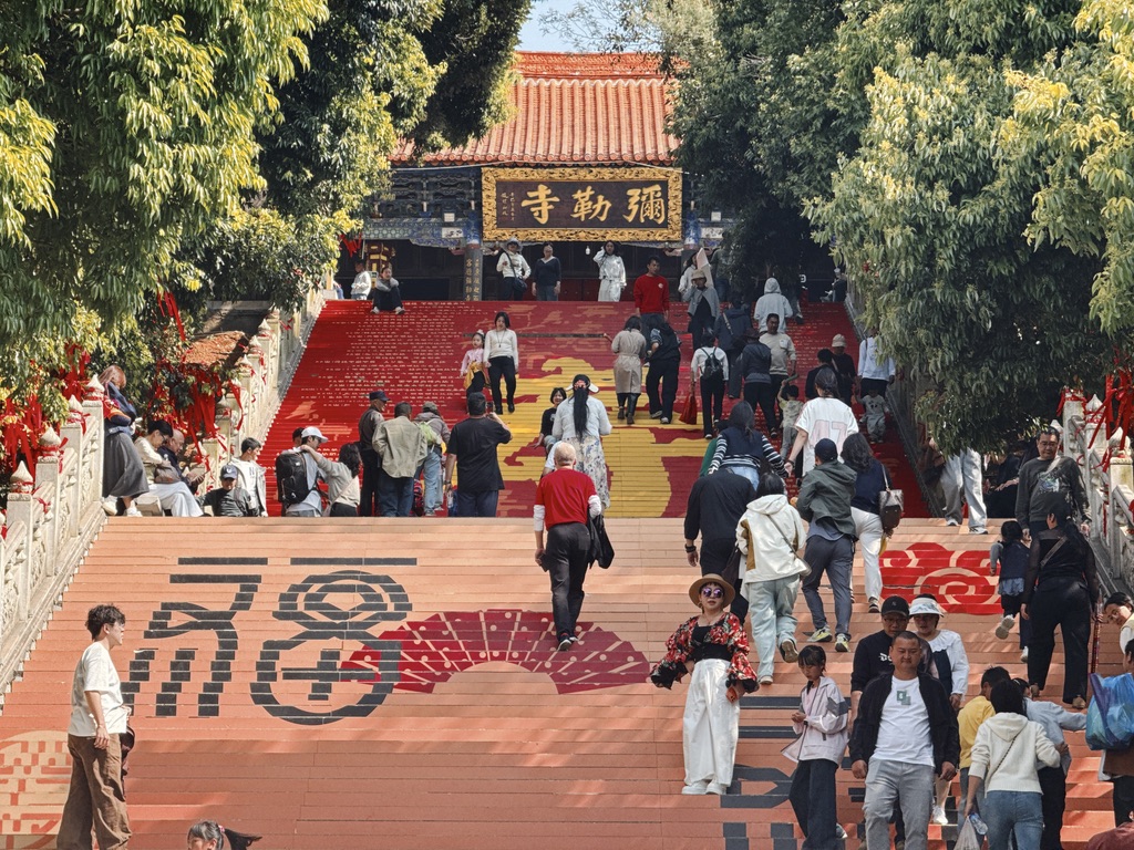 弥勒寺这一路台阶都贴了东西,远处看还挺有意思,走进了原来全都是鸡娃之语。