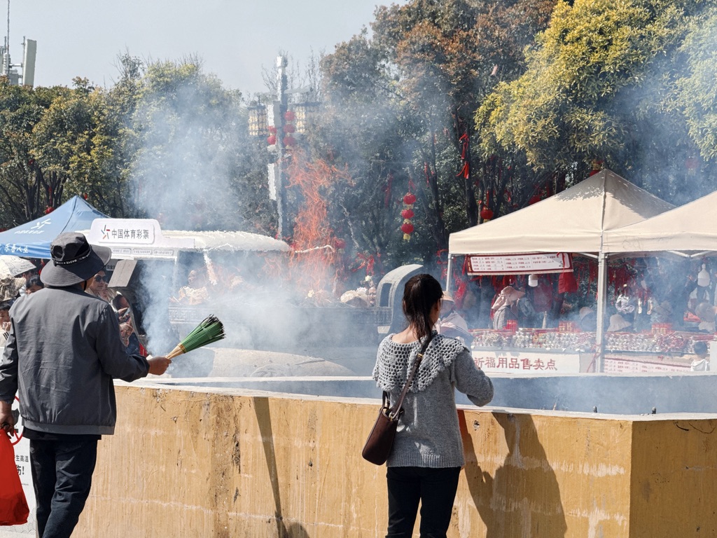 香炉已经不够用了,需要香坑