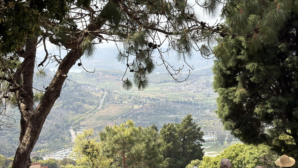 在锦屏山上可以俯瞰整个弥勒市