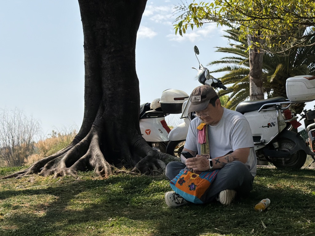 看似低头玩手机,实际上在读金庸